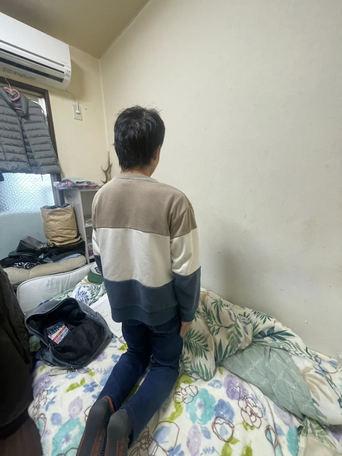 新しい住まいの室内で過ごすCASE 002の相談者(後ろ姿)